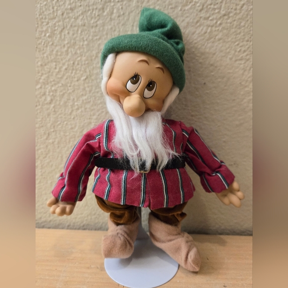 Vintage Ashton Drake Bashful at Christmas Collectible Doll Snow White & 7 Dwarfs - Picture 1 of 7